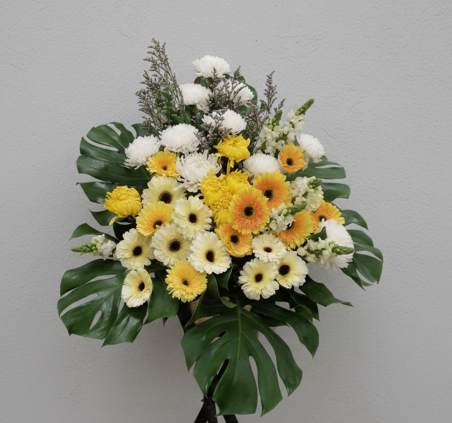 (白黃色)B026    殯儀花籃, 帛事花籃, 企身花籃, 喪禮花籃 新款木架 : 約5-6呎高