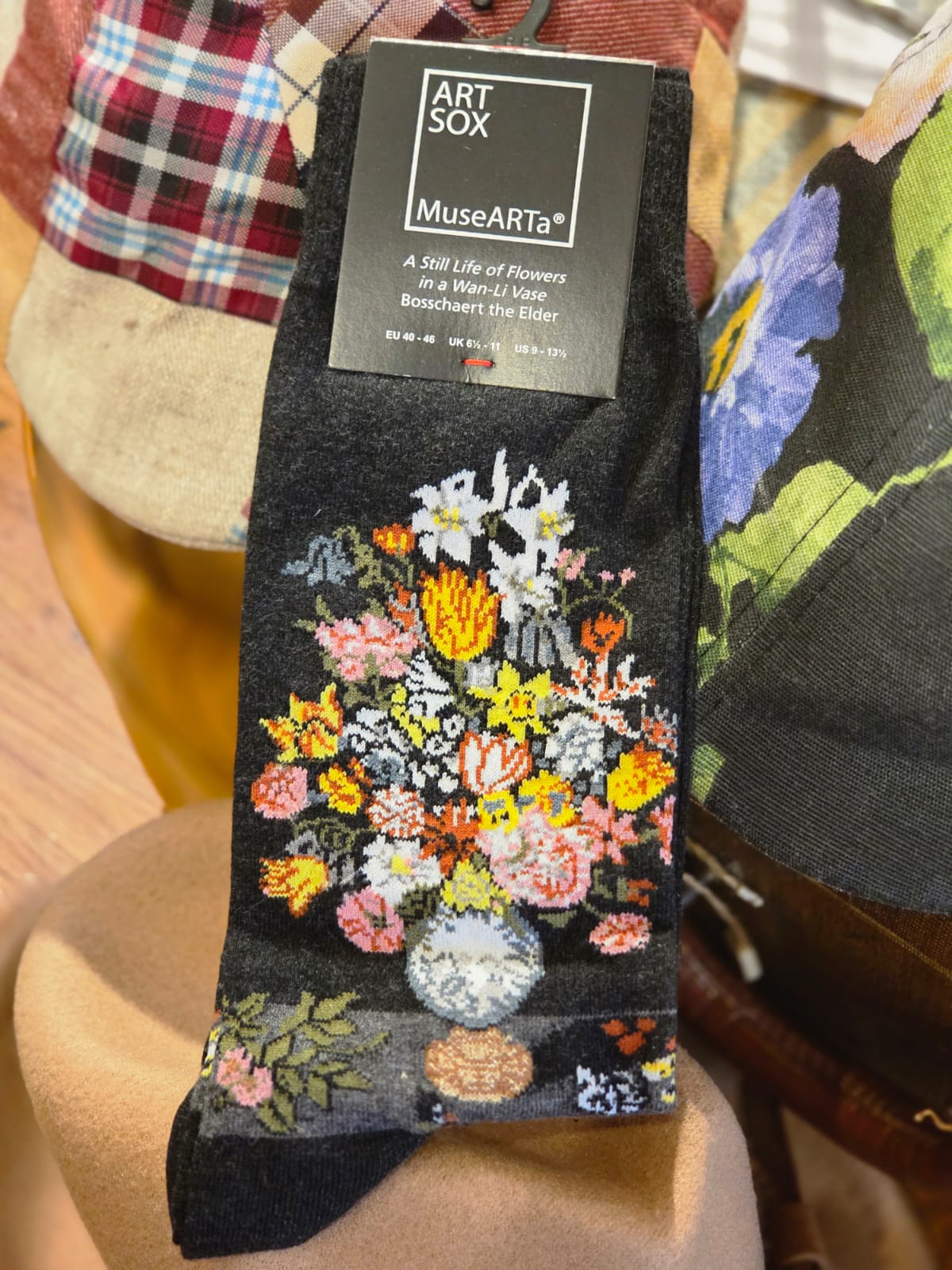 《萬里花瓶入面嘅花靜物》英國博物館襪子