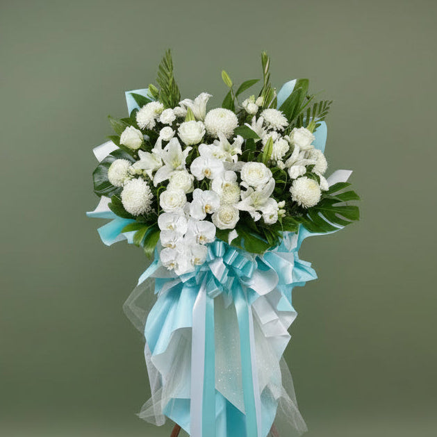 (白色百合花 蝴蝶蘭) 追思花籃 B010  悼念花牌 喪禮花牌 殯儀帛事花牌 香港帛事花,  新款木架 : 約5-6呎高