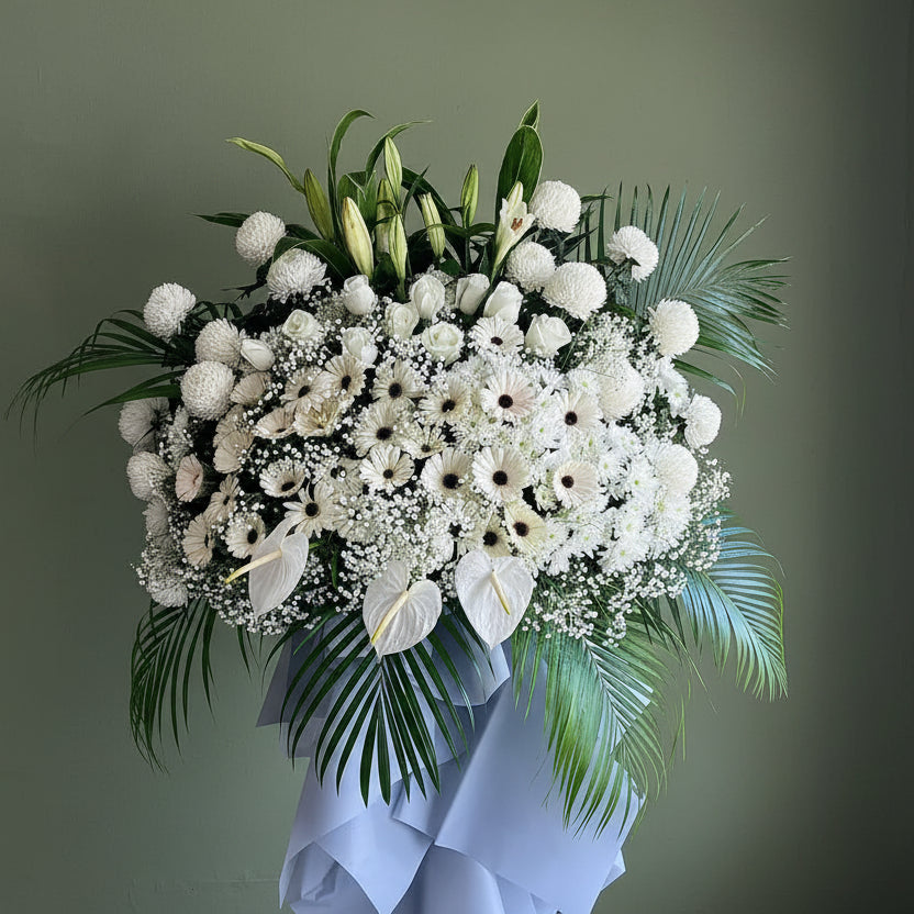 (白色百合花 大菊花 ) 追思花籃 B017  悼念花牌 喪禮花牌 殯儀帛事花牌 香港帛事花,  新款木架 : 約5-6呎高