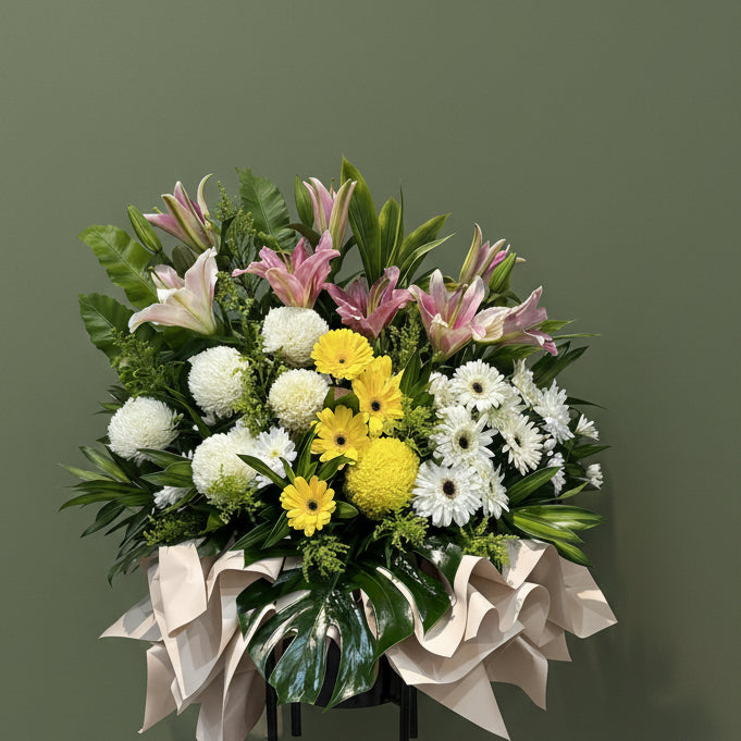 (粉百合) 悼念花籃 B04    殯儀花籃, 帛事花籃, 企身花籃, 喪禮花籃 新款木架 : 約5-6呎高