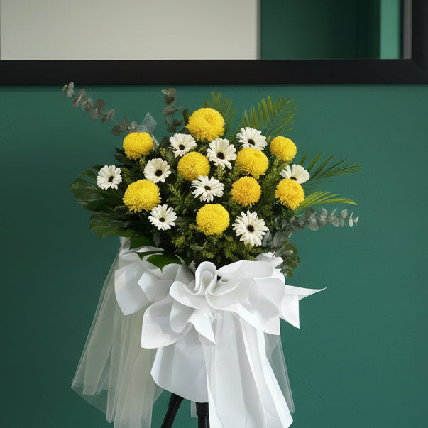 (白色太陽菊花 黃菊花) 追思花籃 B07   殯儀花籃, 帛事花籃, 企身花籃, 經濟實惠 新款木架 : 約5-6呎高