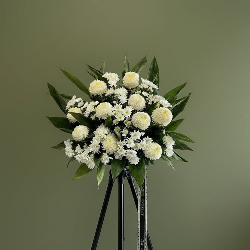 (白色菊花 白小菊花) 追思花籃 B011  殯儀花籃, 帛事花籃, 哀思花籃, 經濟實惠 新款木架 : 約5-6呎高